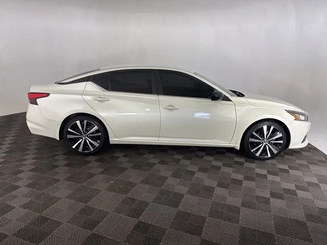 Used 2020 White Nissan 2.5 SR image 4