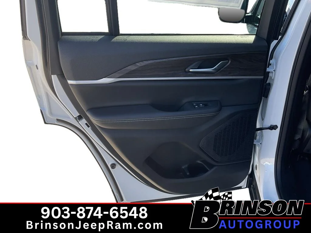 New 2027 Bright White Clear-Coat Paint Jeep Laredo Altitude image 6