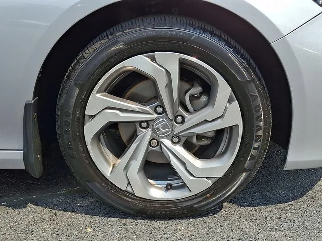 Used 2018 Silver Honda EX-L image 9