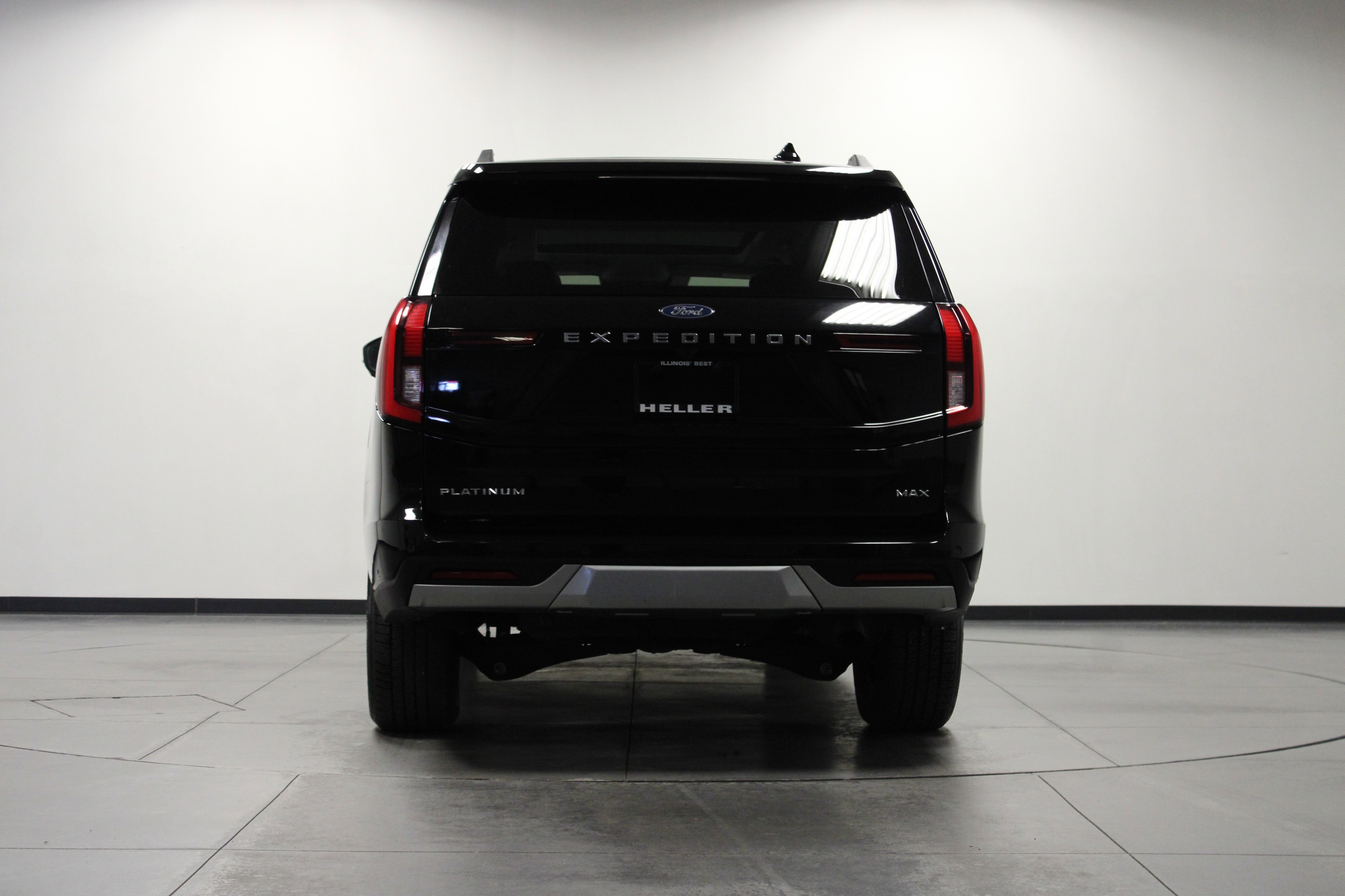 Used 2025 Black Metallic Ford Platinum image 5