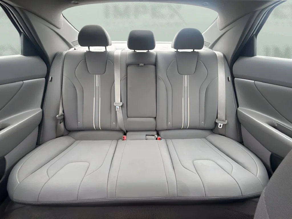 Used 2025 Silver Hyundai SEL Convenience image 11