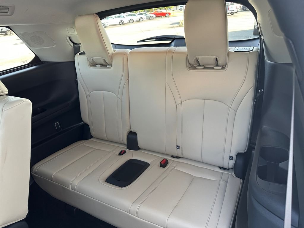 Used 2023 White INFINITI LUXE image 16