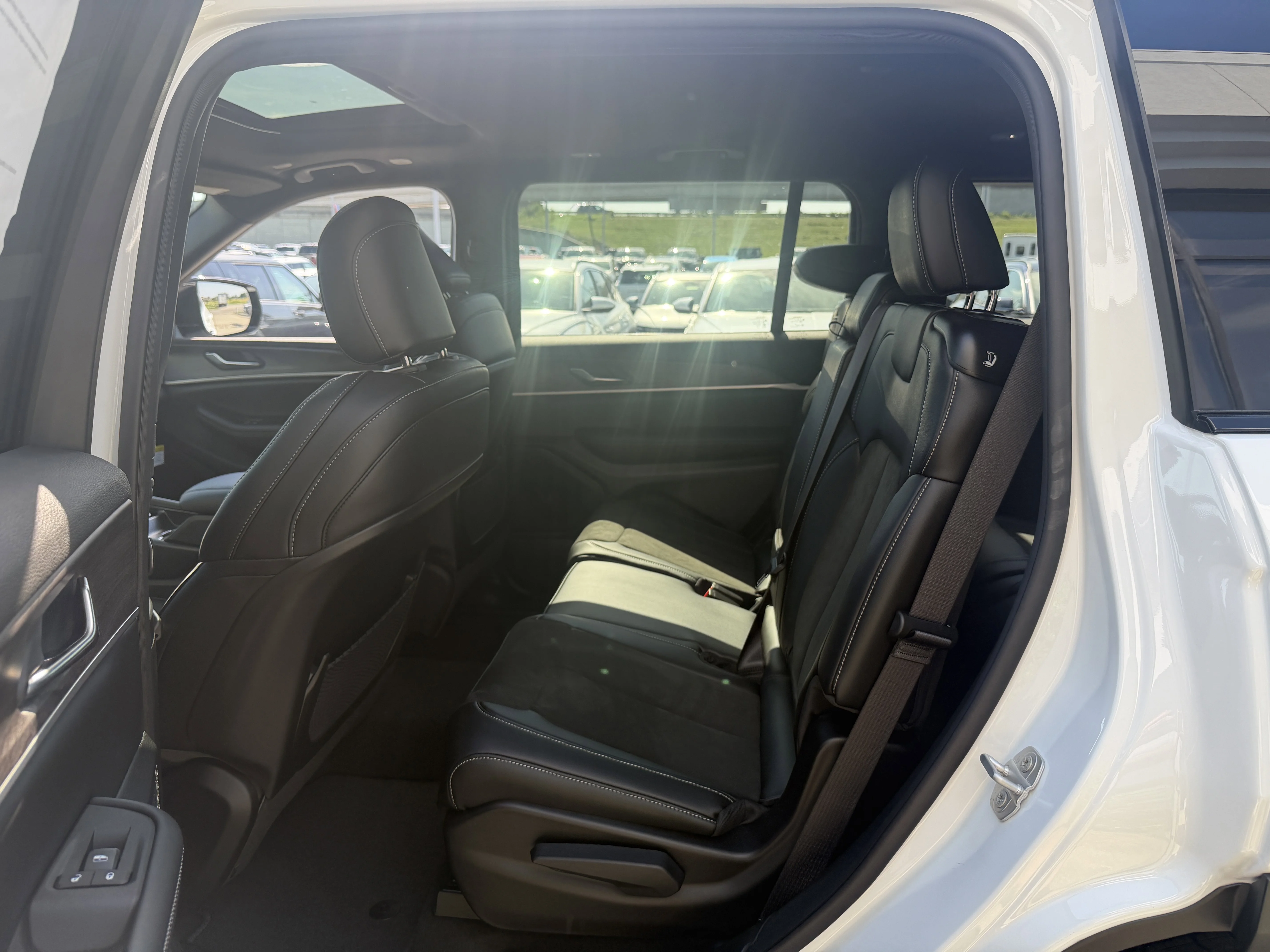 New 2026 Bright White Clear-Coat Exterior Paint Jeep Altitude image 29