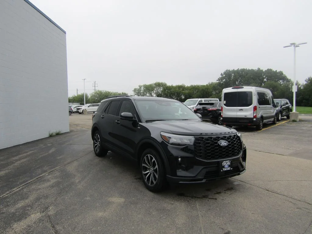 New 2027 Agate Black Metallic Ford ST-Line image 10