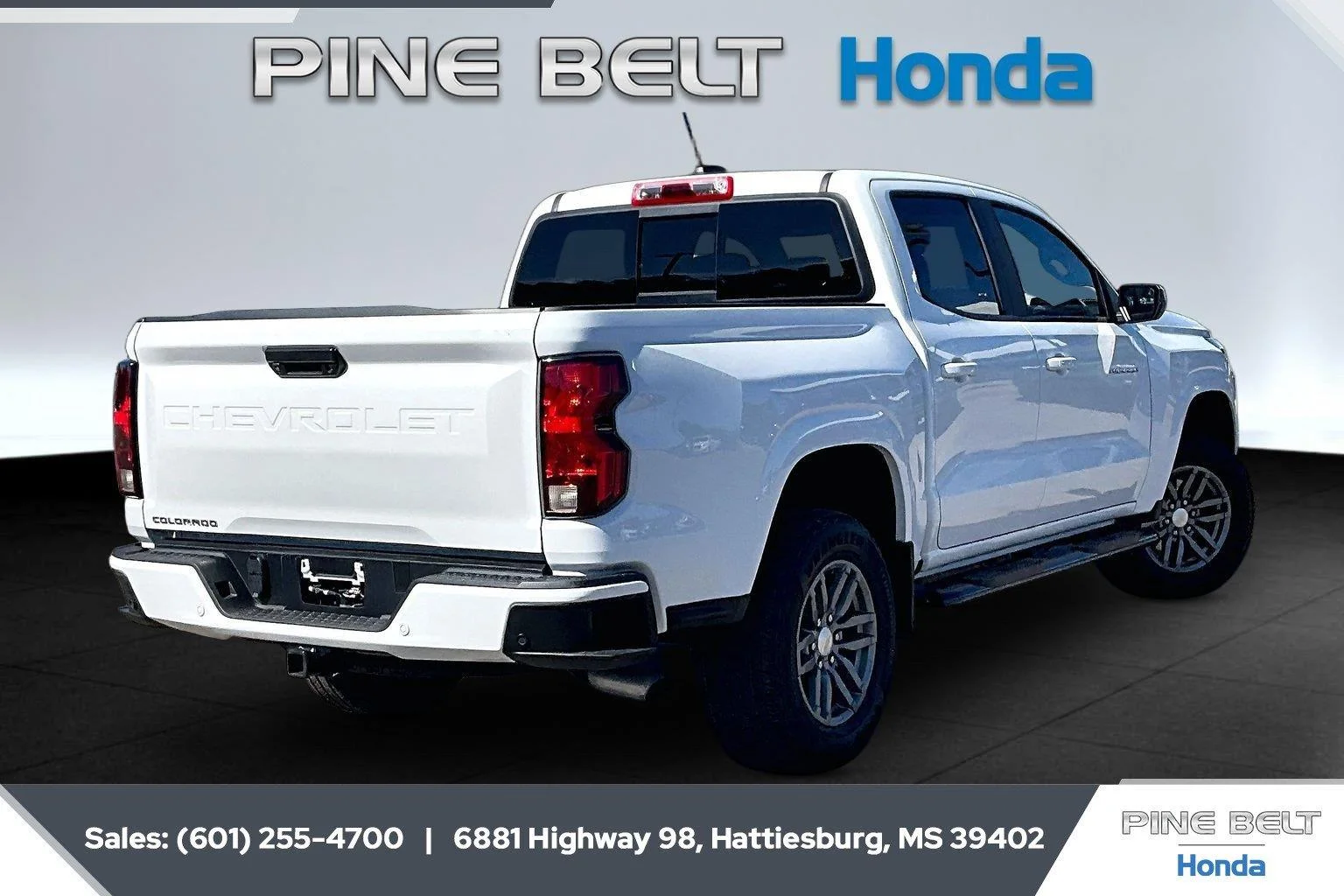 Used 2024 Summit White Chevrolet 4WD LT image 11