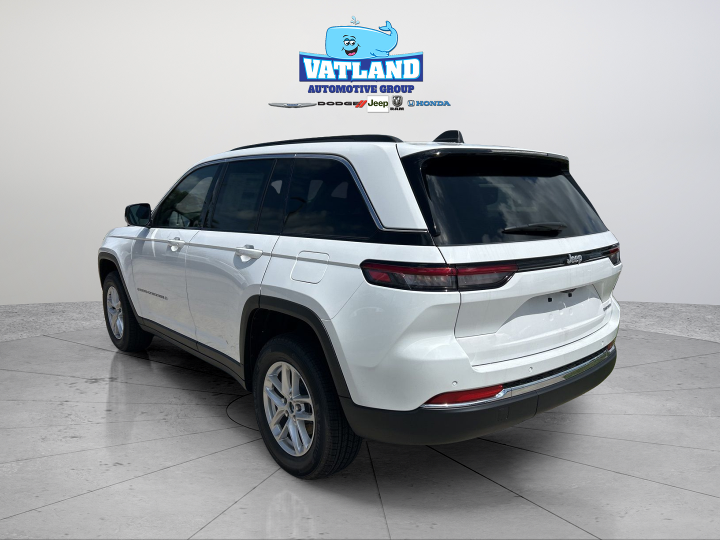 New 2026 Bright White Clear-Coat Exterior Paint Jeep Laredo X image 3