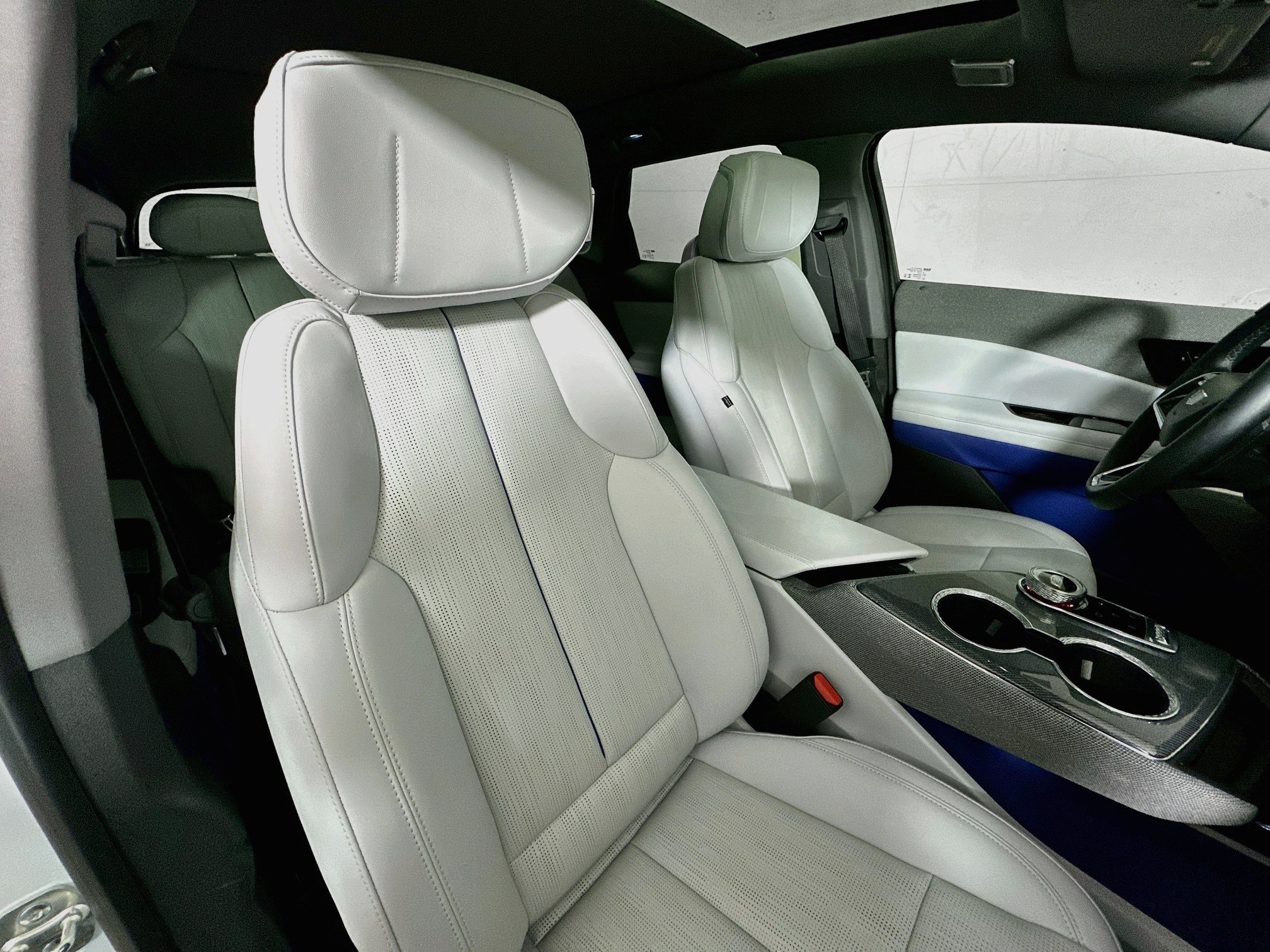 Used 2025 Crystal White Tricoat Cadillac Luxury image 28