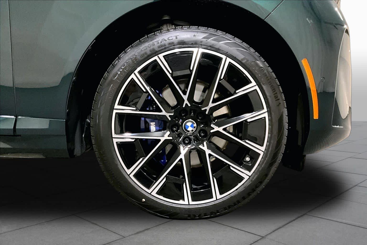 New 2027 Vancouver Green Metallic BMW 40 xDrive image 17