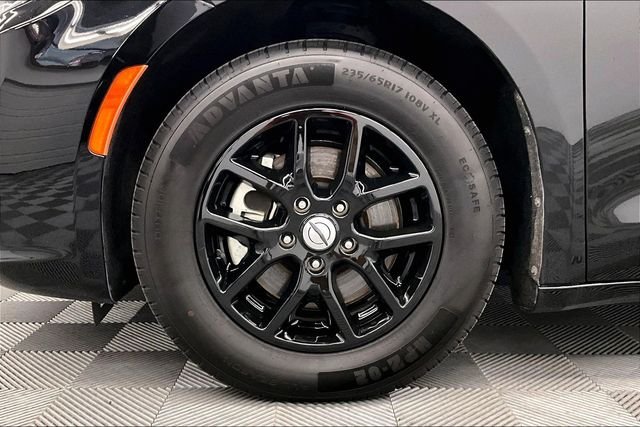 Used 2024 Diamond Black Crystal Pearlcoat Chrysler Touring L image 9