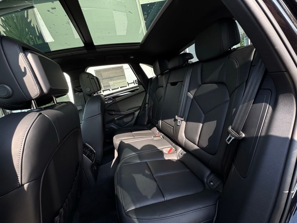2025 Porsche Macan - Photo 34
