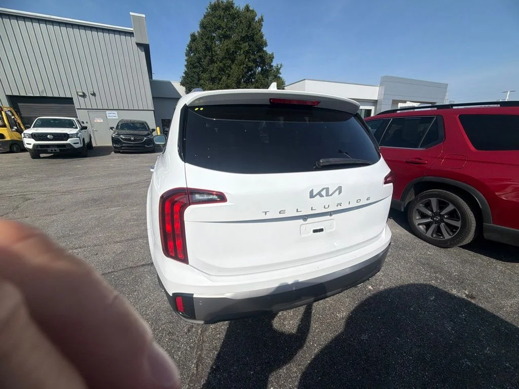 Used 2025 White Kia S image 4