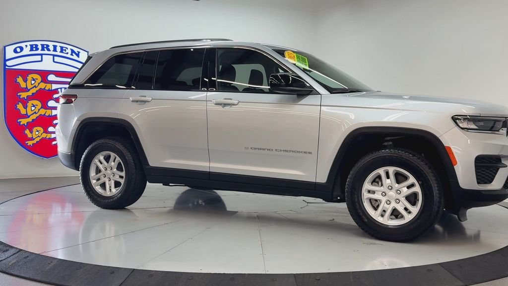Used 2023 Silver Jeep Laredo image 3