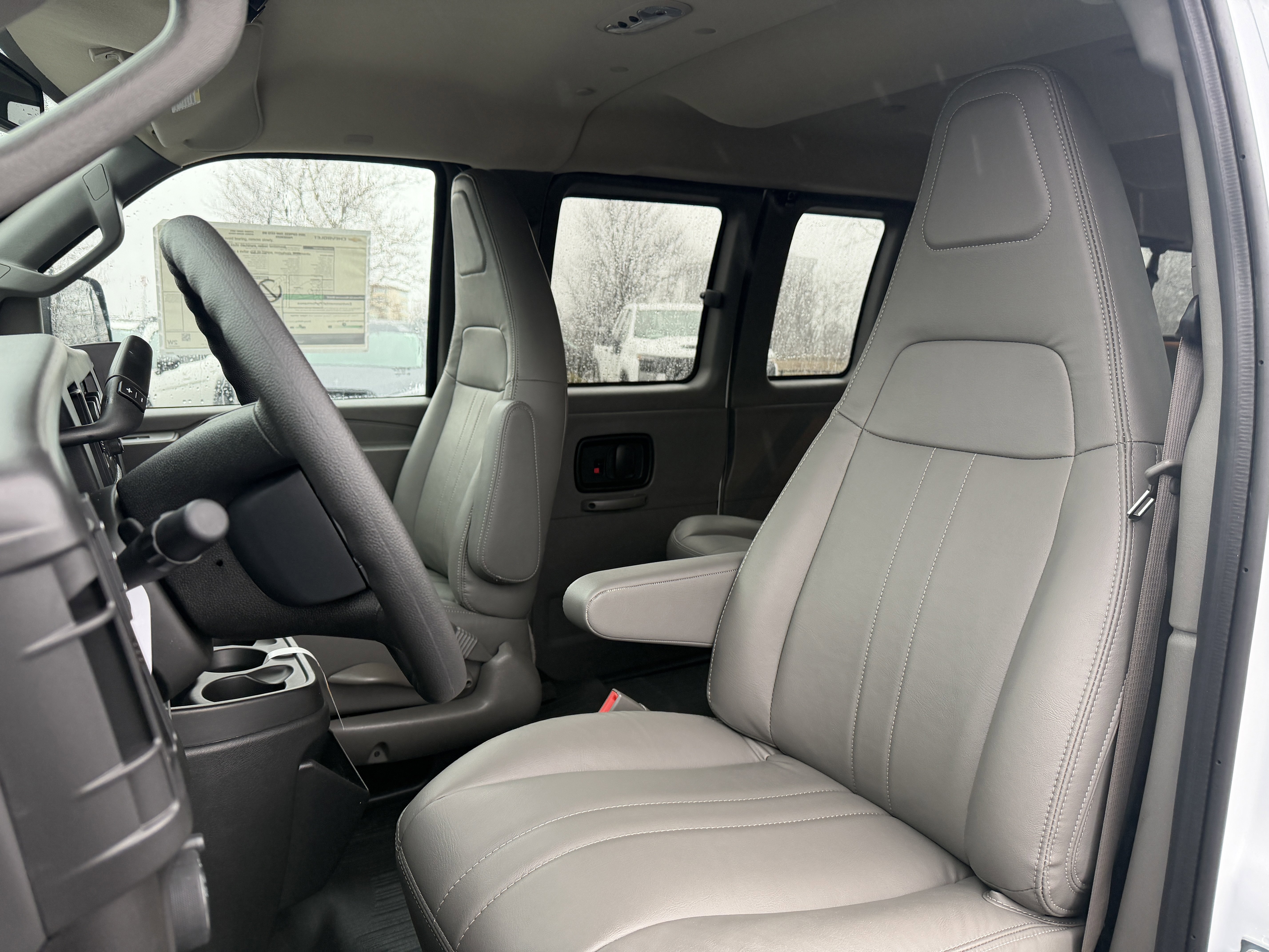 New 2025 Summit White Chevrolet 1LS image 29