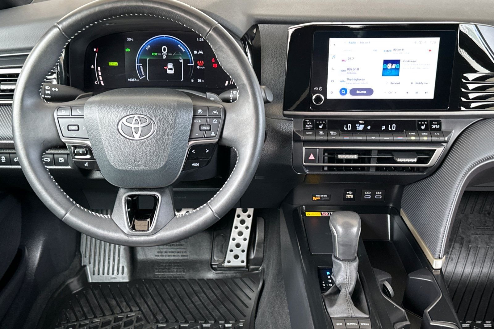 Used 2025  Toyota SE image 14
