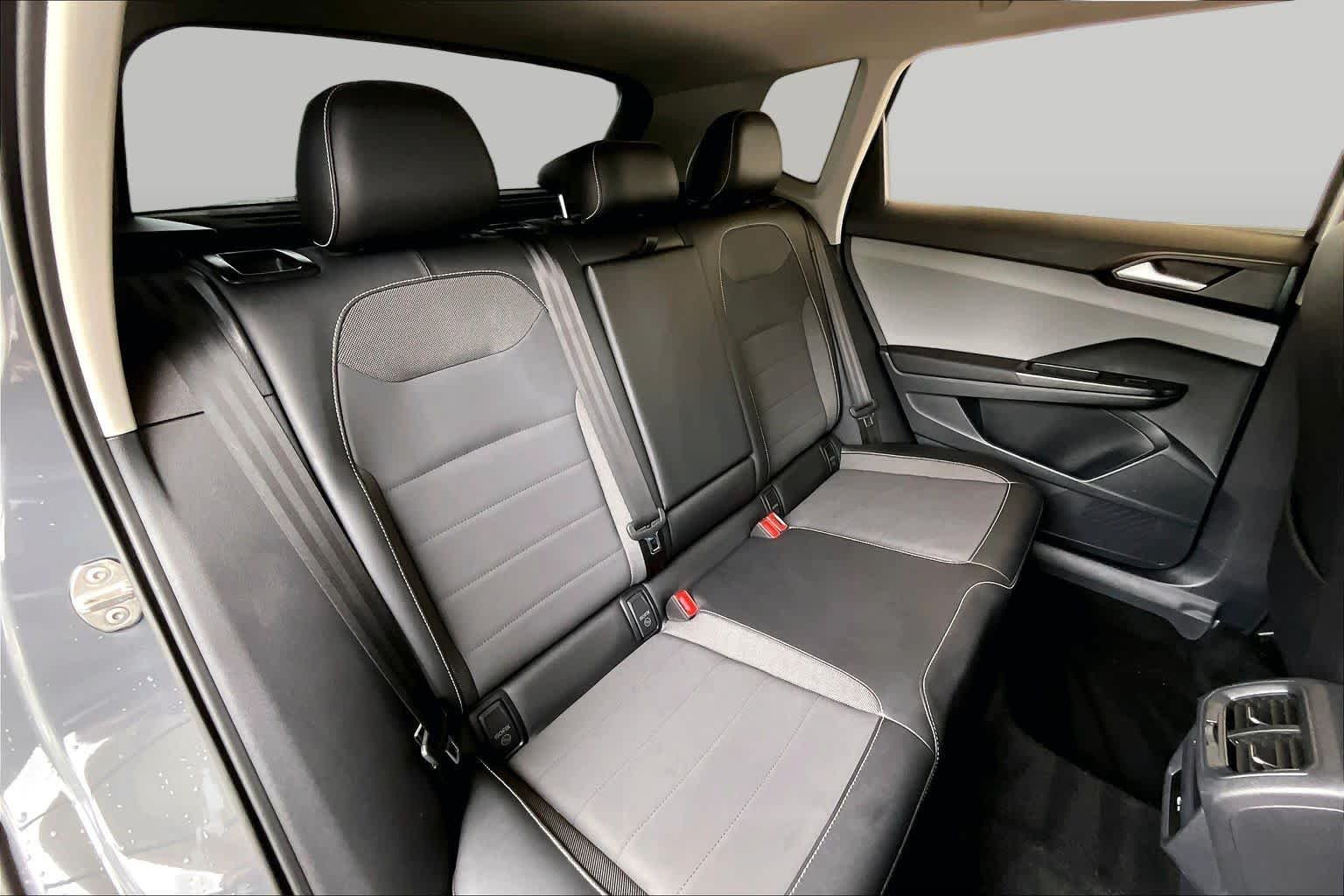 Used 2023 Pure Gray w/Black Roof Volkswagen SE image 18