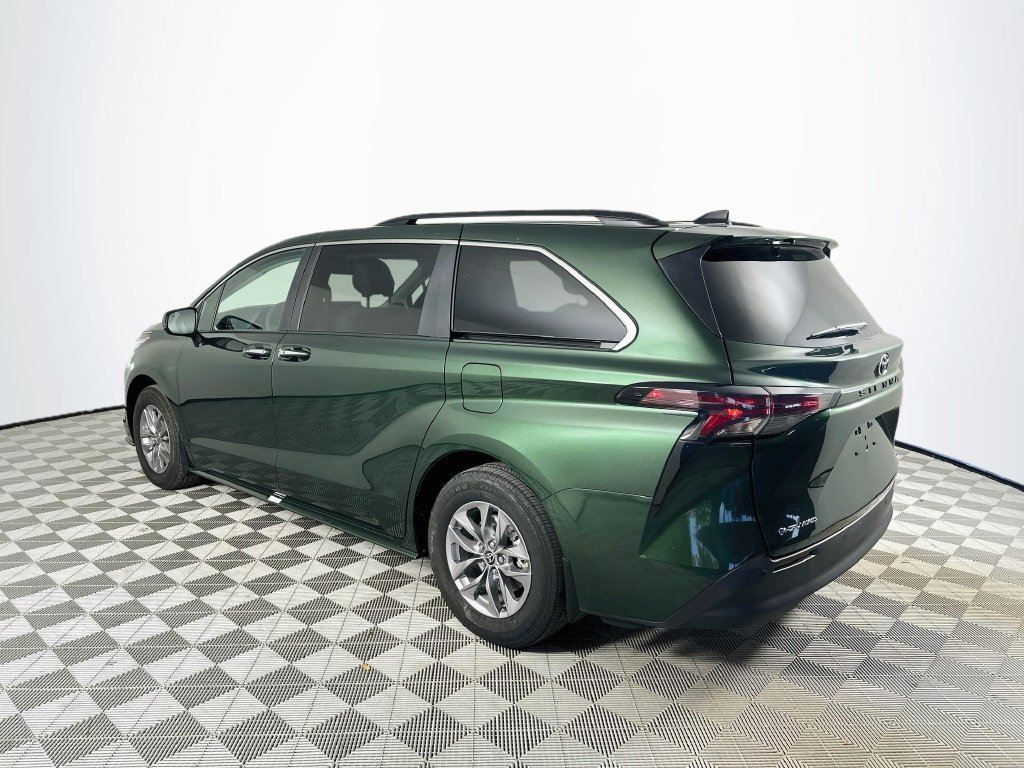 Used 2025  Toyota XLE AWD image 5