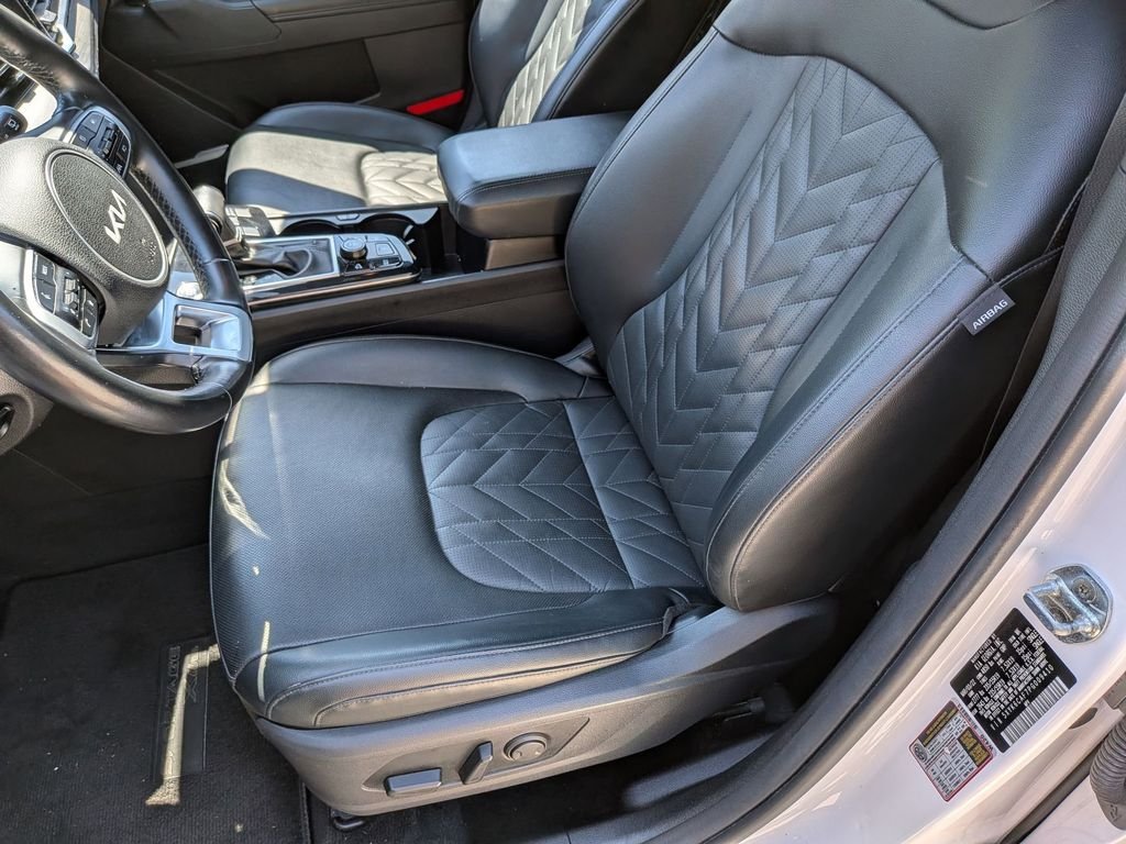 Used 2023 White Kia X-Line image 21