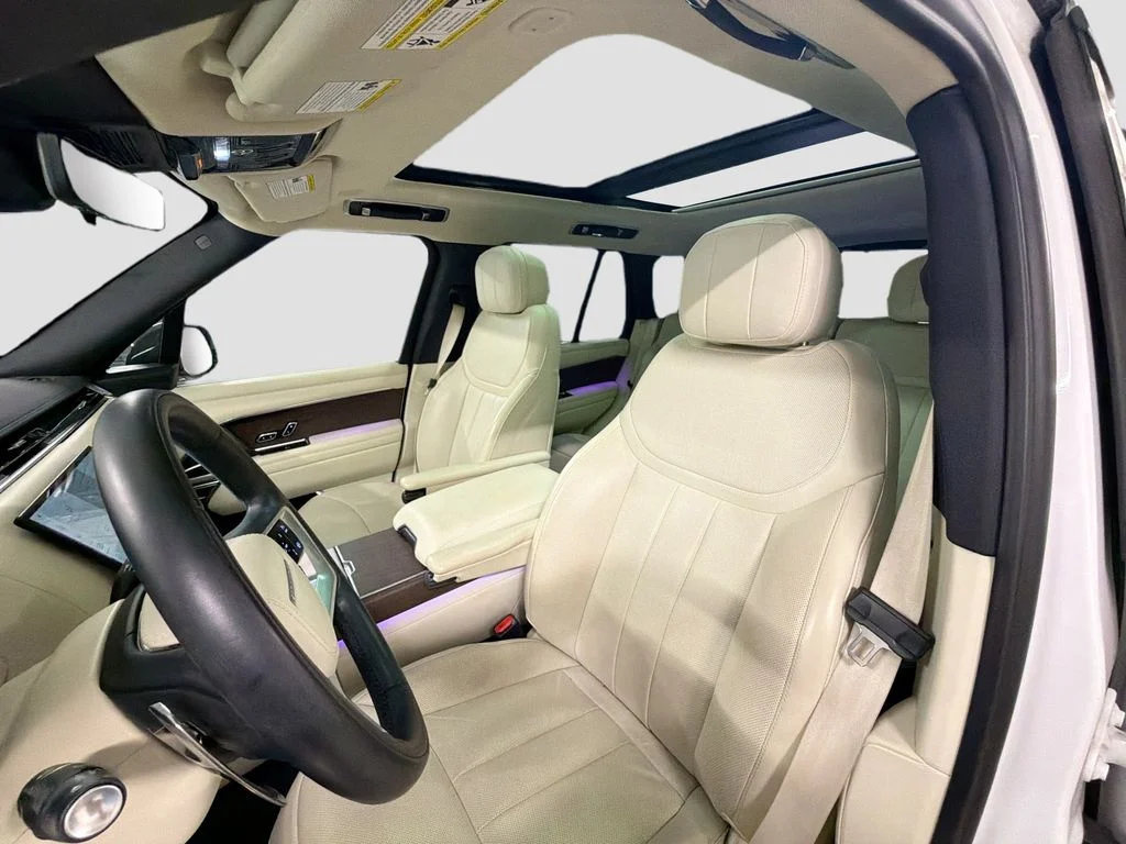 Used 2024  Land Rover SE image 5