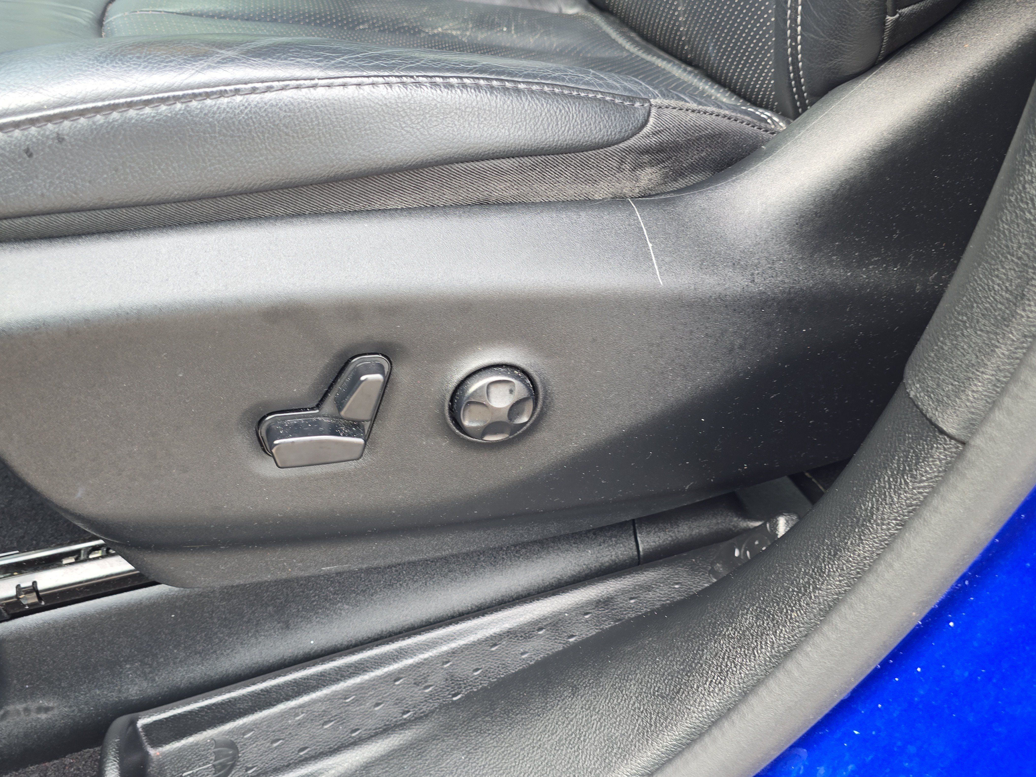 Used 2019 Ocean Blue Metallic Chrysler Touring L image 22