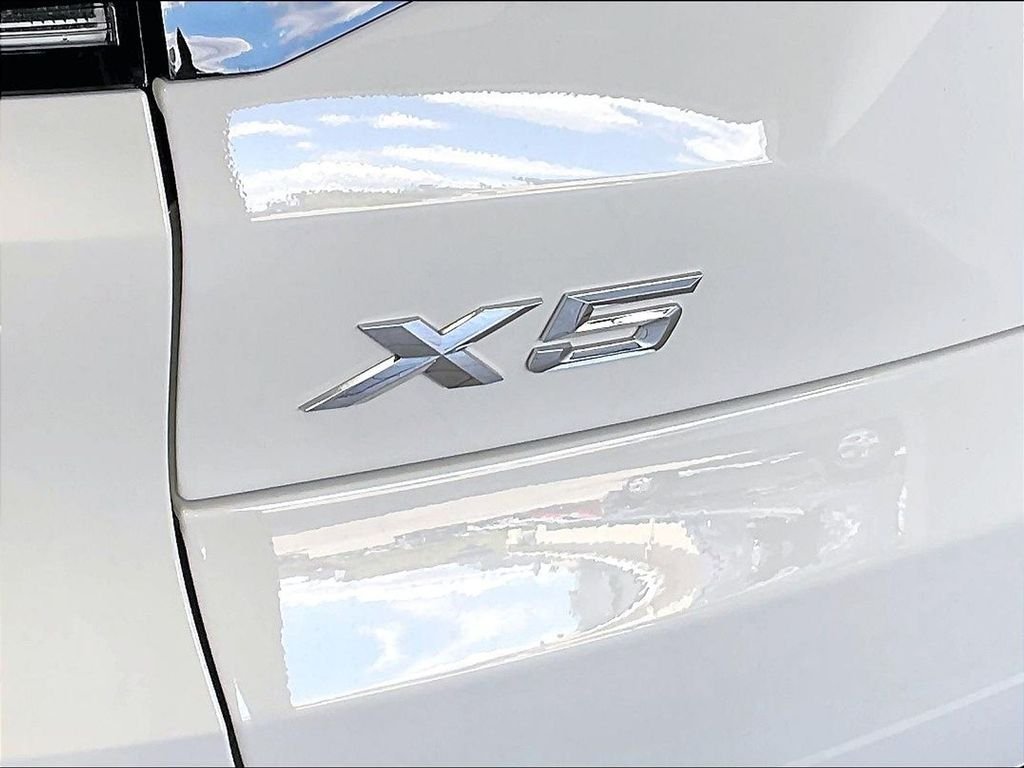 Used 2025 White BMW xDrive40i image 28
