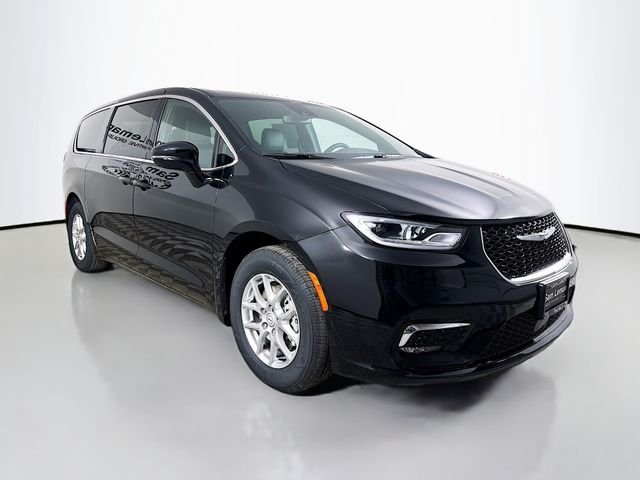 2026 Chrysler Pacifica Select's photo