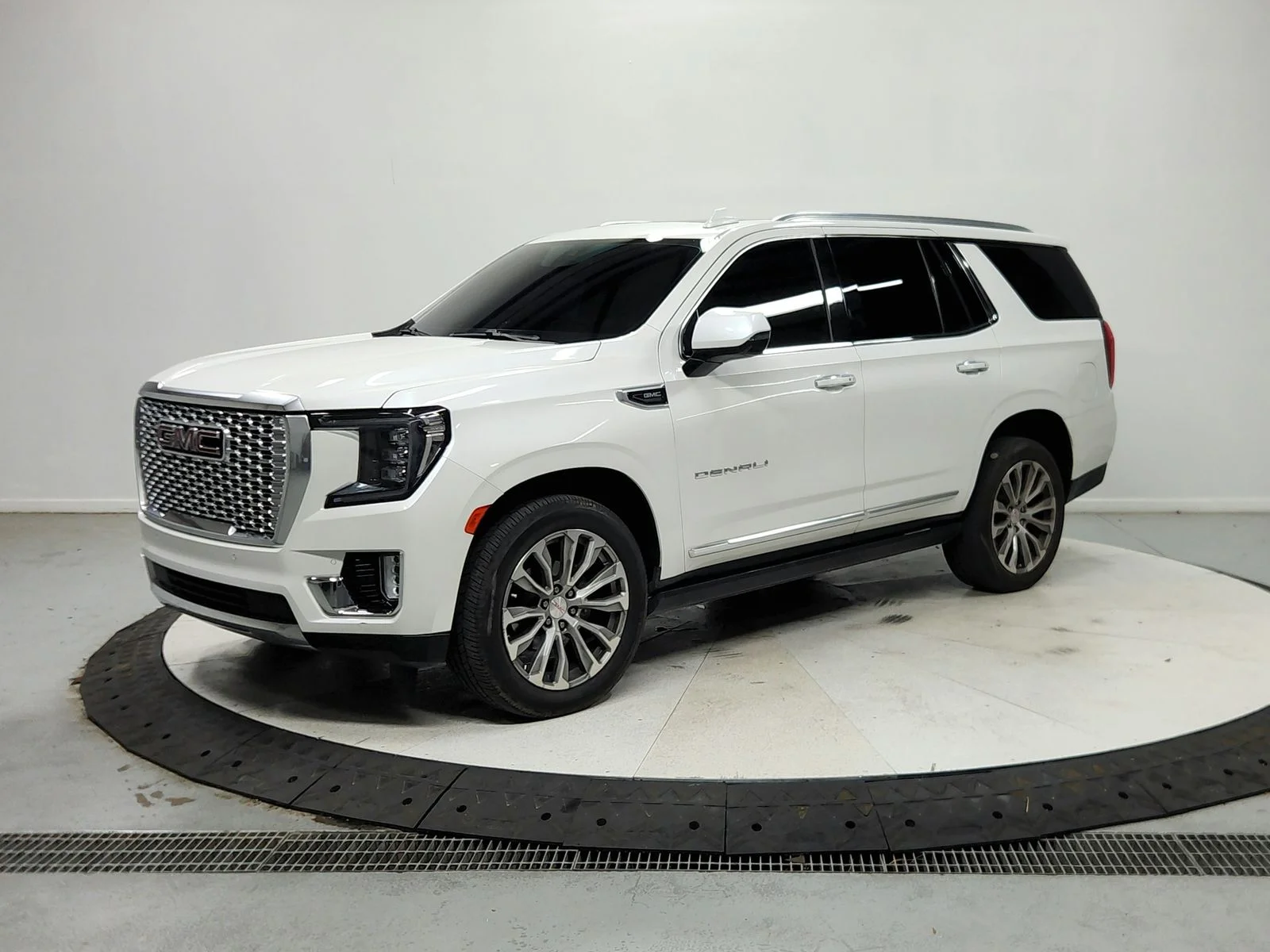 Used 2021 White GMC Denali image 4
