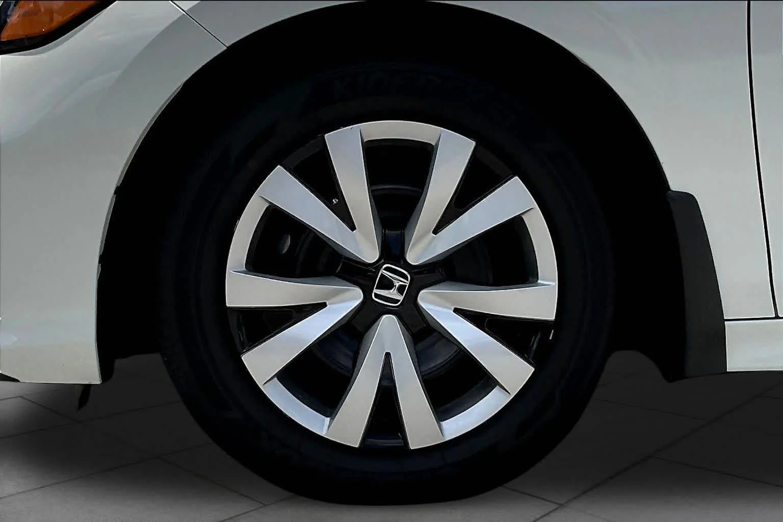 Used 2025 Platinum White Pearl Honda LX image 11