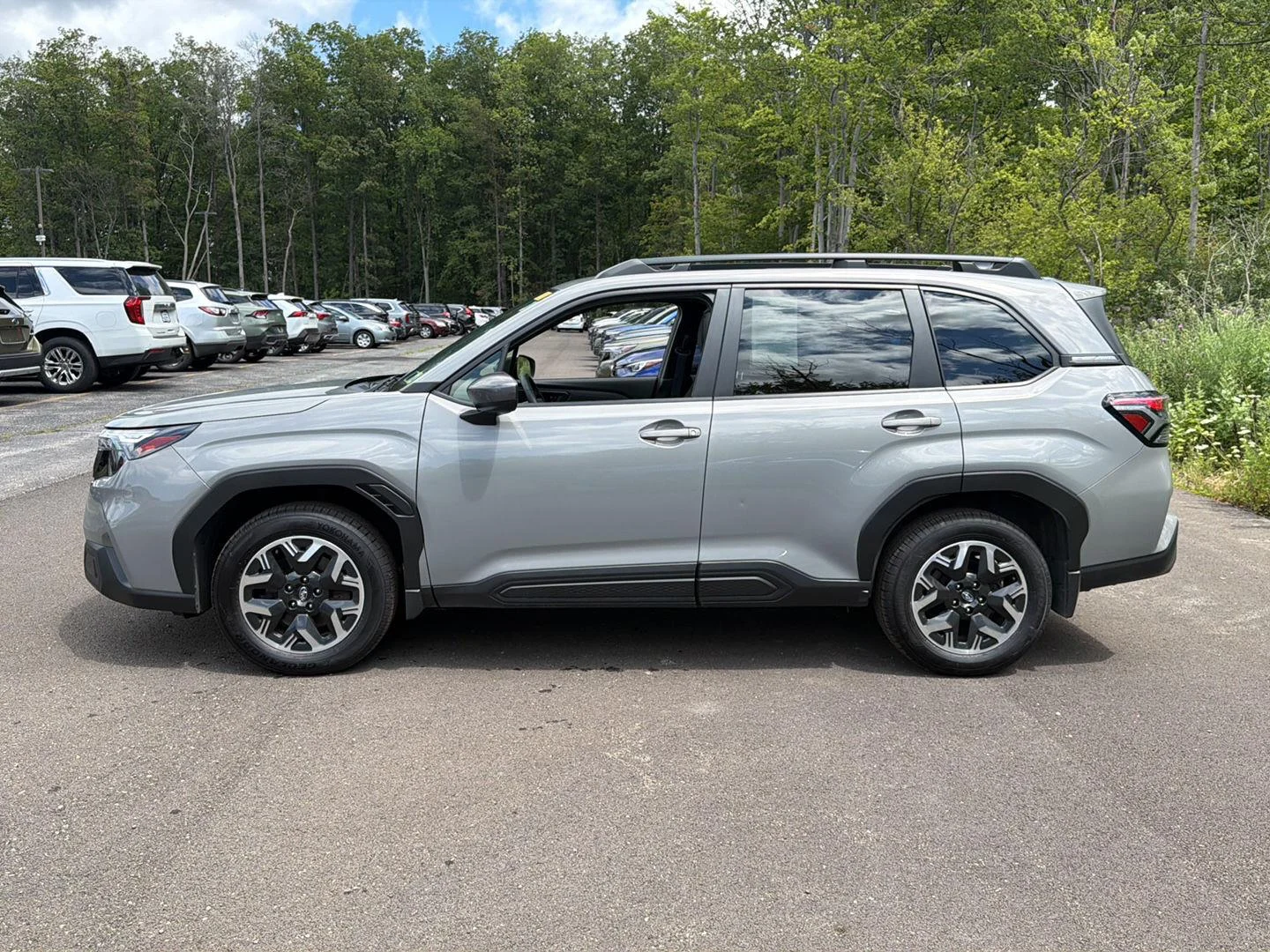 Used 2025 River Rock Pearl Subaru Premium image 11