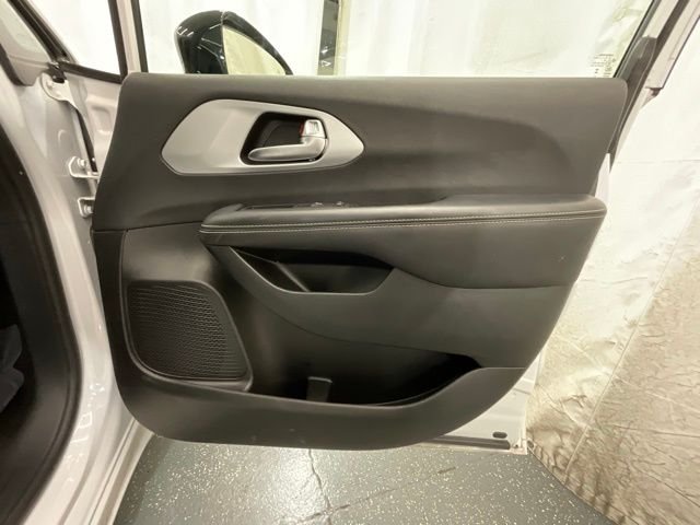 Used 2025 White Chrysler Limited image 22