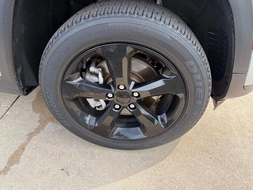 Used 2023 Silver Jeep Altitude image 9