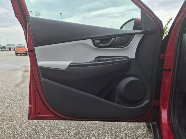Used 2022 Red Hyundai SE image 12