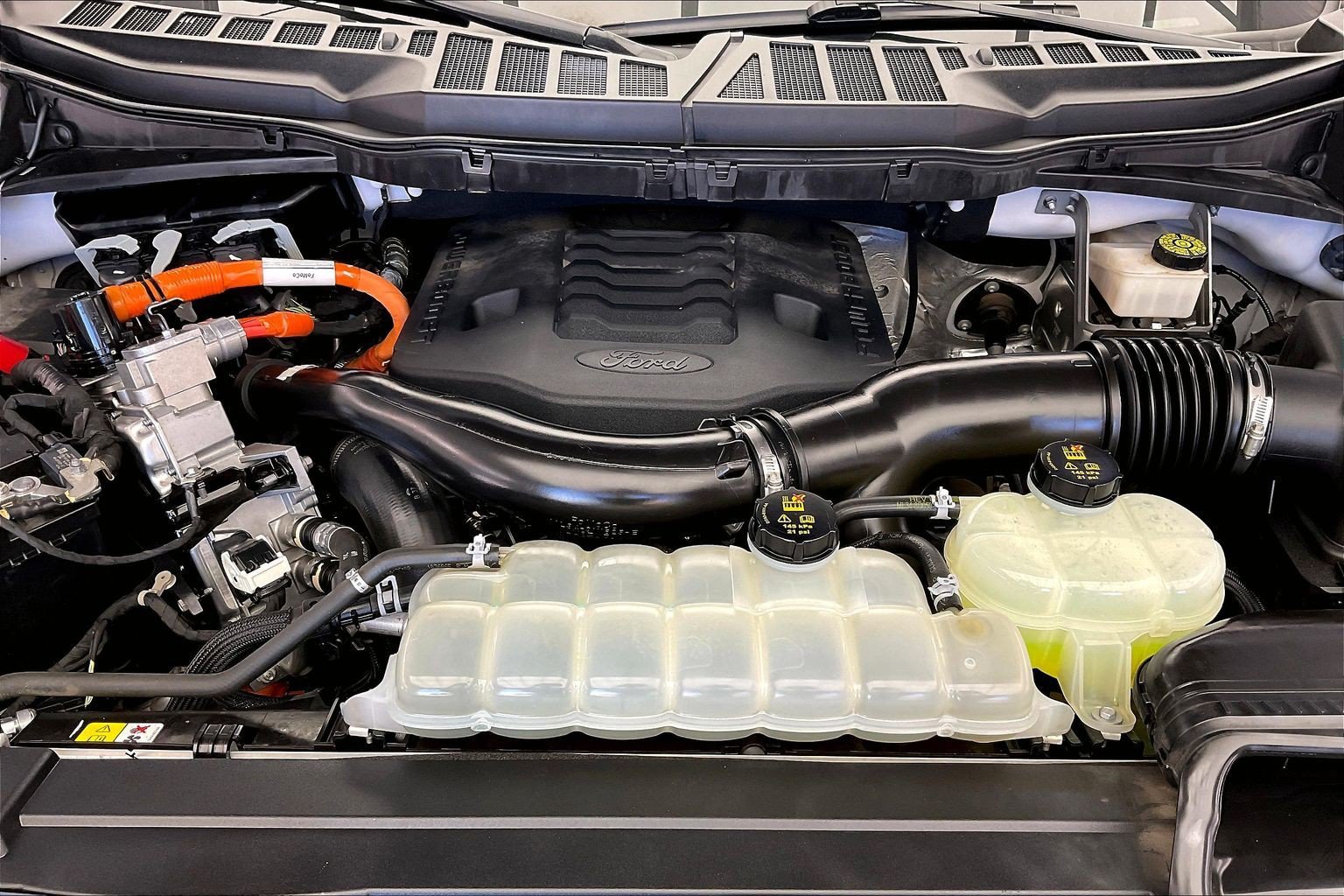 Used 2021 White Ford Limited image 9