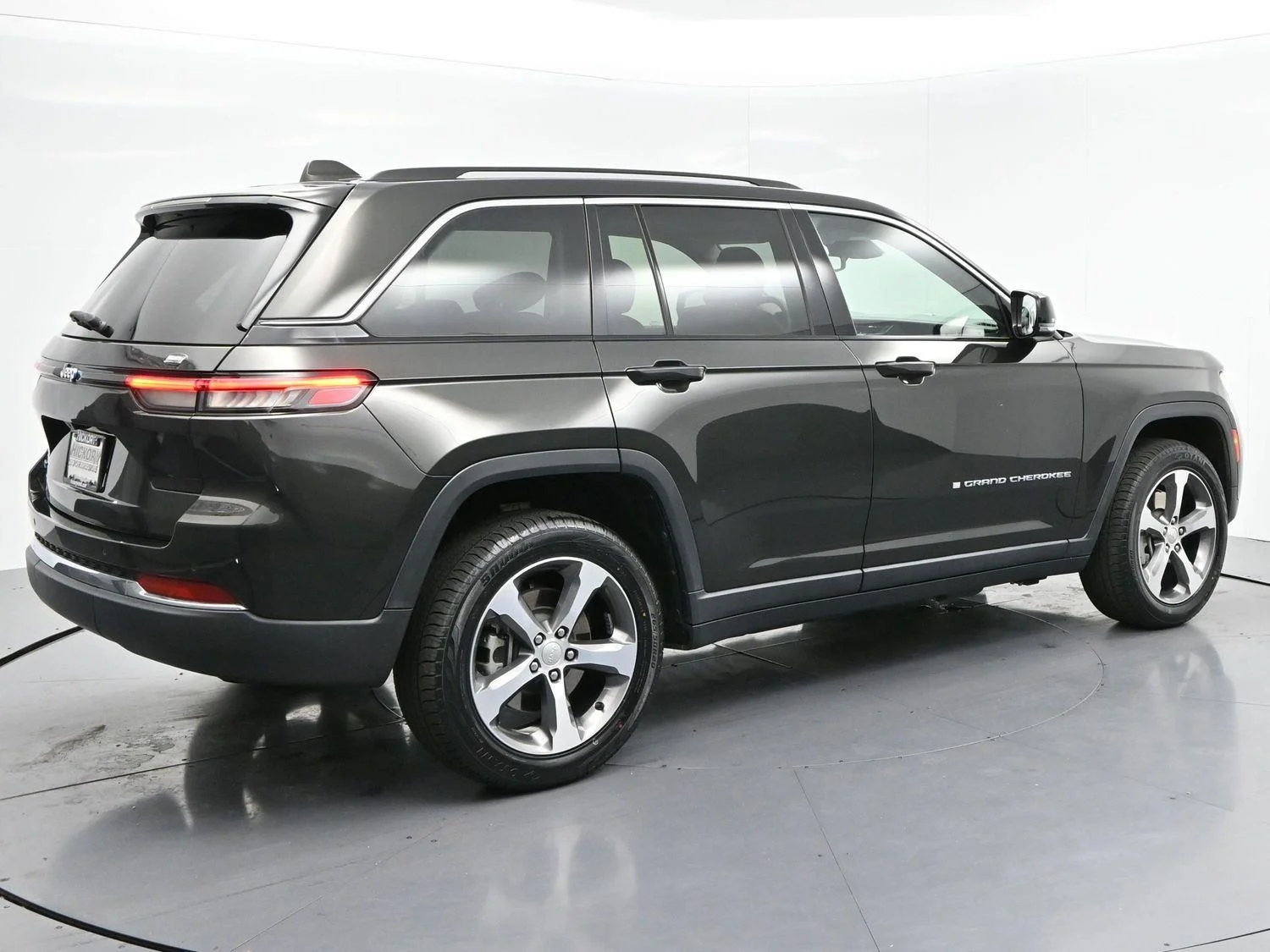 Used 2023 Rocky Mountain Pearlcoat Jeep 4xe image 7