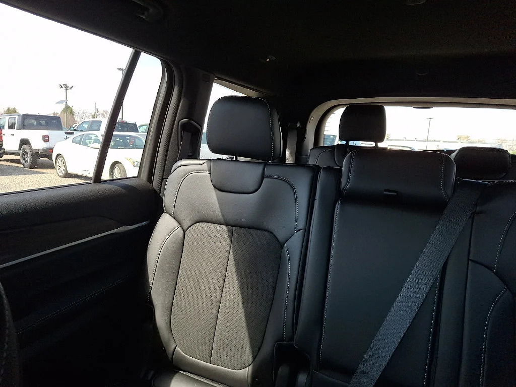 New 2026 Baltic Gray Metallic Clear-Coat Exterior Paint Jeep Laredo Altitude image 13