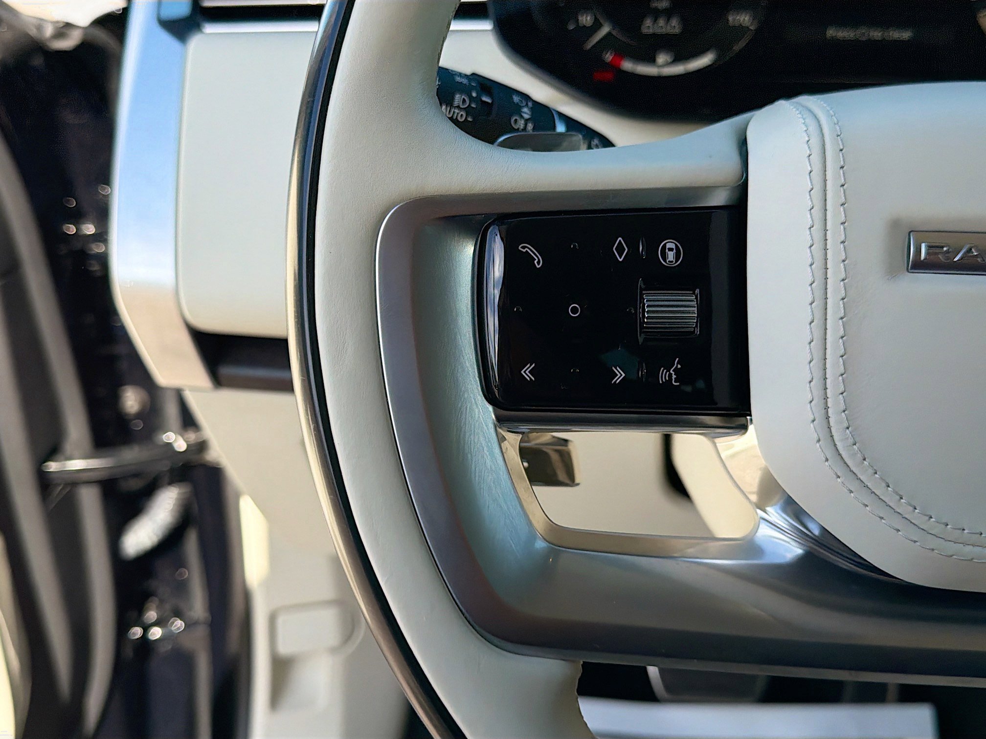 Used 2024 Ligurian Black SV Bespoke Ultra Metallic Sat Land Rover Autobiography image 37