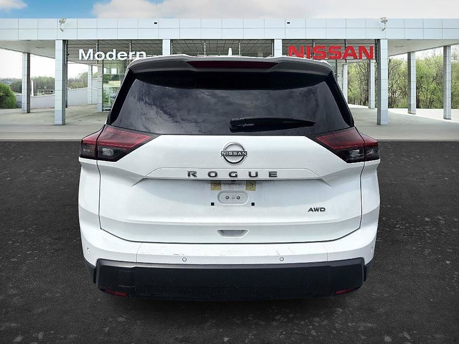 Certified Used 2025 Everest White Pearl Nissan SV image 4