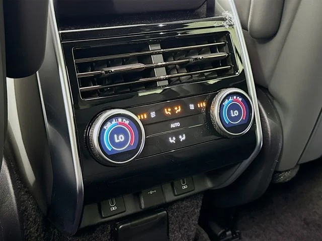 New 2026 Fuji White Land Rover SE image 27