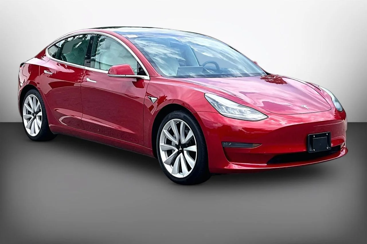 Used 2019  Tesla Long Range image 1