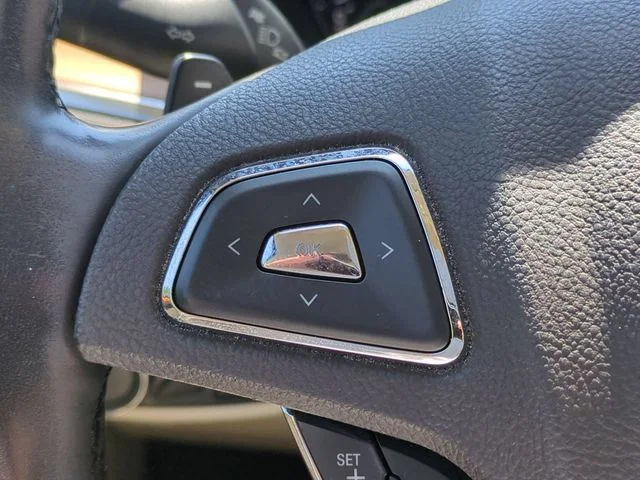 Used 2015 White Lincoln Base image 16