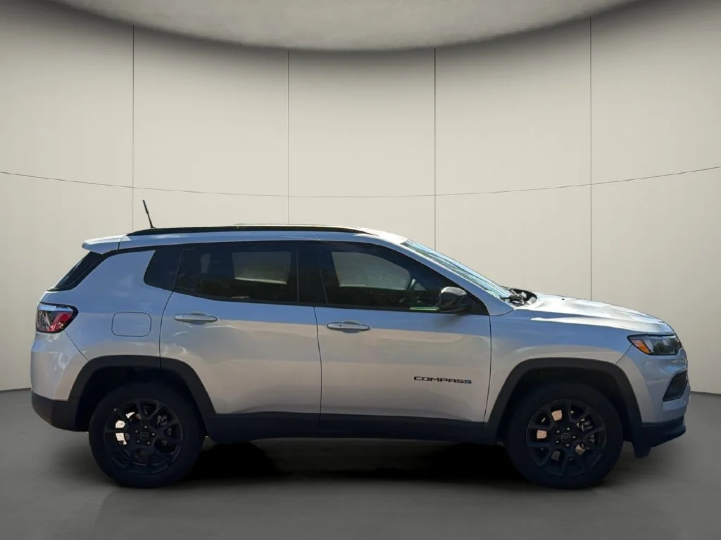Used 2025 Silver Jeep Latitude image 8