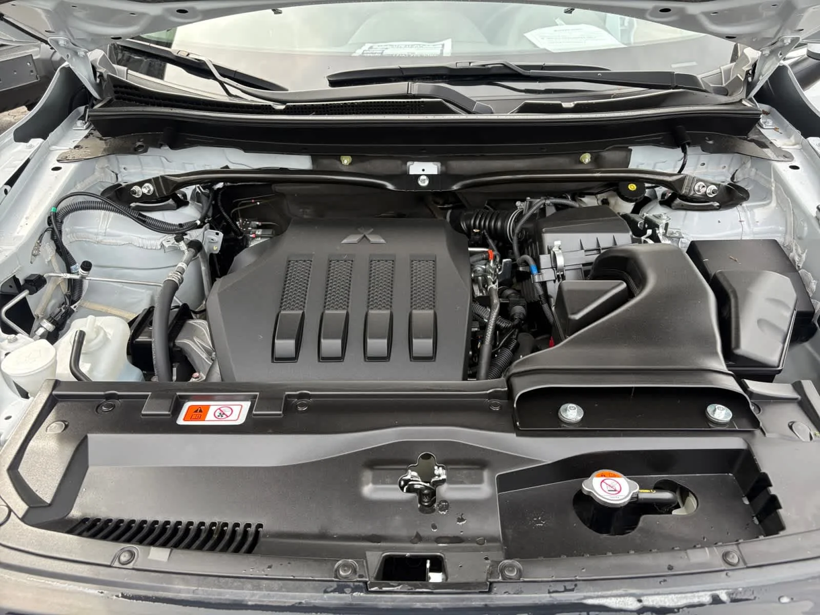 Used 2025 White Diamond Mitsubishi ES image 34