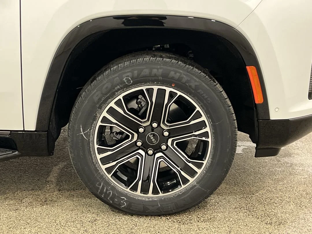 New 2026 Bright White Clear-Coat Exterior Paint Jeep BASE image 10