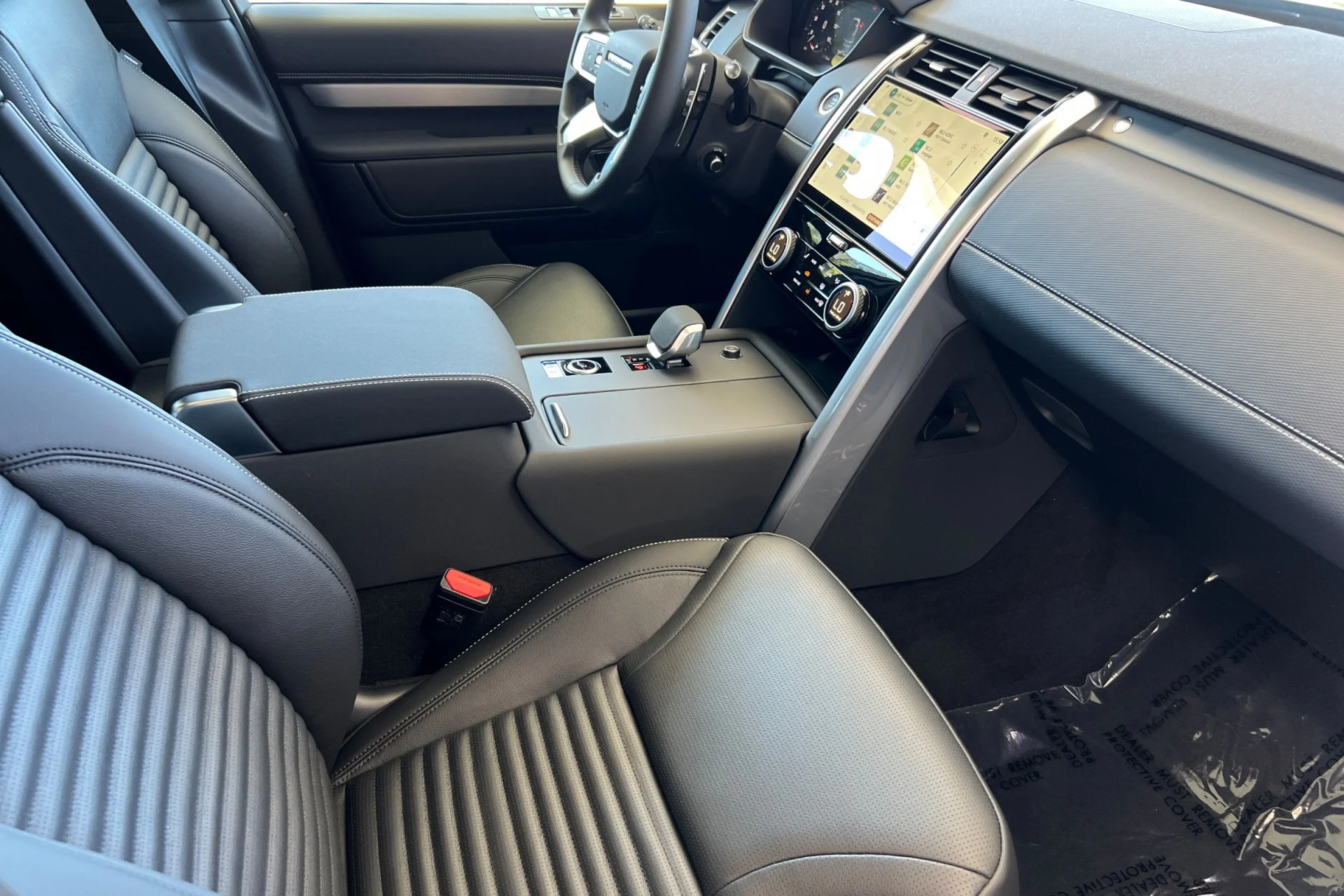 New 2026 Santorini Black Land Rover Dynamic SE image 18