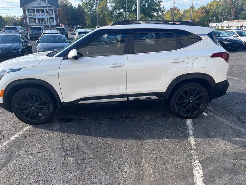Used 2023 White Kia Nightfall image 9
