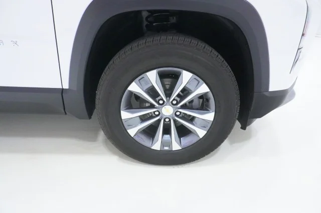 New 2027 Summit White Chevrolet LT image 5