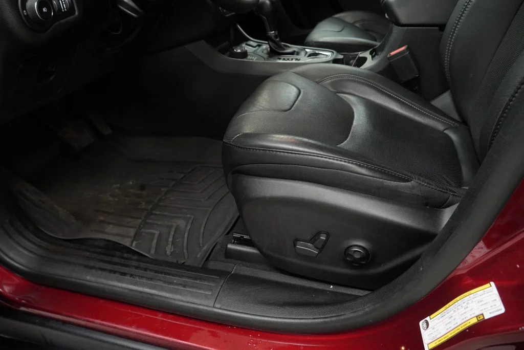Used 2021 Red Jeep Latitude Lux image 37