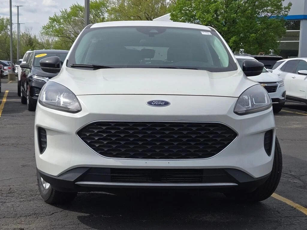 Used 2022 White Ford SE image 4