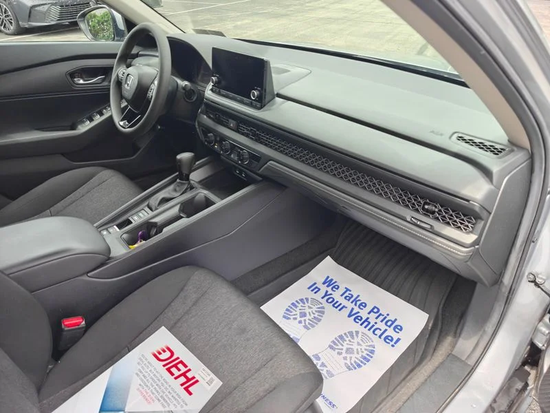 Used 2025  Honda LX image 17