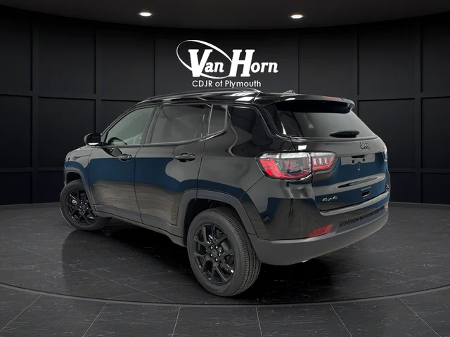 New 2026 Diamond Black Crystal Pearlcoat Jeep Latitude image 5