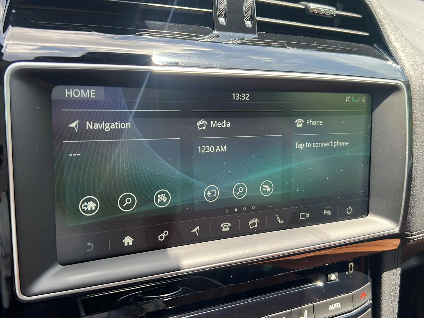 Used 2018 Yulong White Metallic Jaguar 30t Portfolio image 17